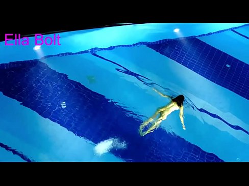 ❤️ Ich kann nicht aufhören zuzusehen, junge Blondine beim Nacktschwimmen im Pool des ELLA BOLT Resorts erwischt ❤❌ Anal video bei uns ☑