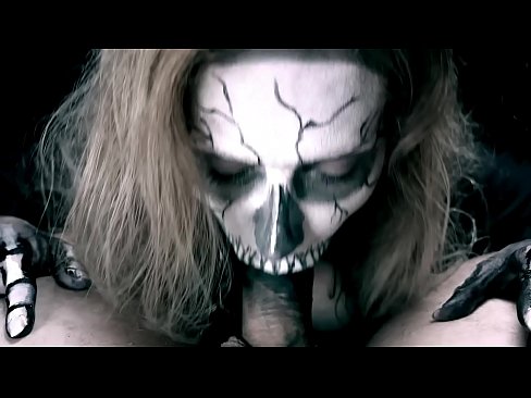❤️ Dämonenmädchen lutscht Schwanz mit ihrem schwarzen Mund und schluckt Sperma. ❤❌ Anal video bei uns ☑